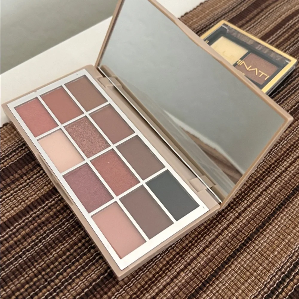 Luxurious‎ Matte and Shimmer Eyeshadow Palette